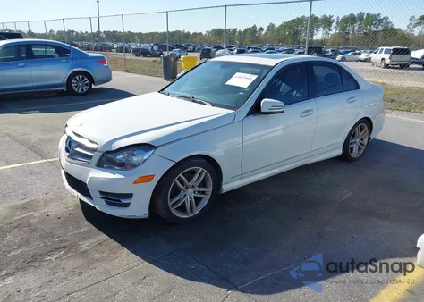 2012 Mercedes-Benz C 300 Sport 4Matic z USA, uszkodzony, nr VIN WDDGF8BB9CA710562